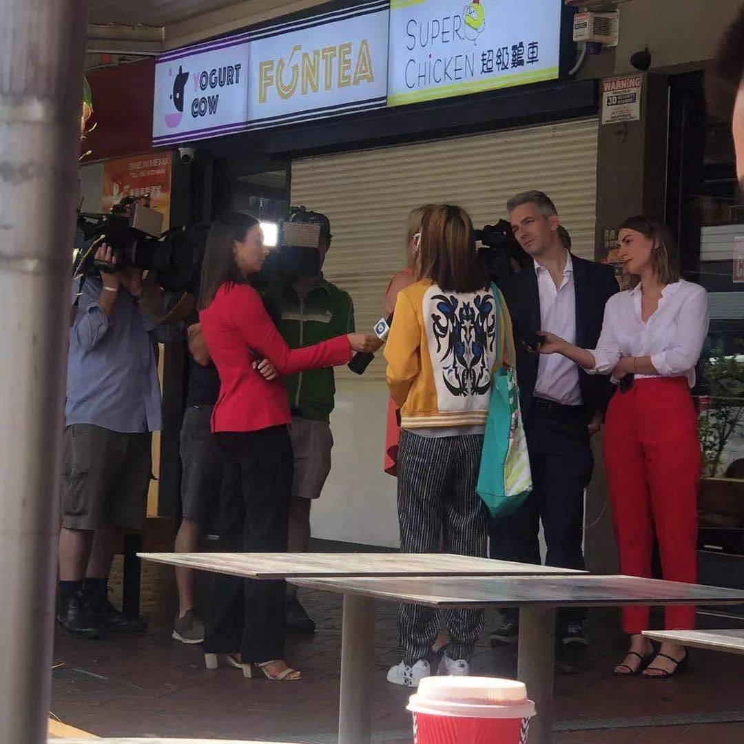 中国女留学生讨薪被掌掴、踢飞!唐人街爆发抗议游行!新加坡也有这种事吗