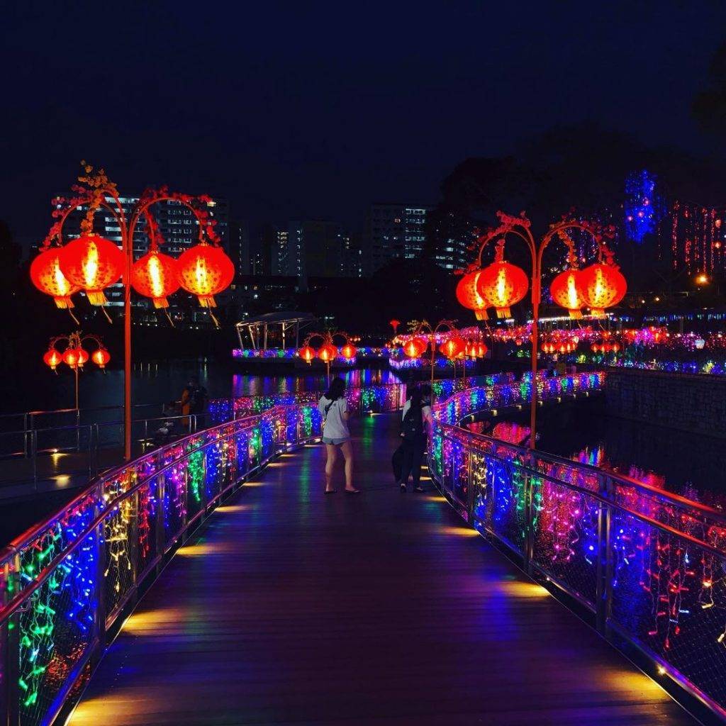 春节换装添喜气!Bukit Panjang浮动步道开启新春模式🧧气派灯笼阵、炫彩装饰亮灯啦