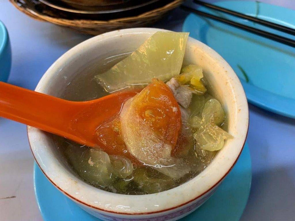 米其林必比登推介🌟牛车水排队美食“联合本记煲饭”🔥传统炭炉烹制、丰富配料,每天人龙不断👣