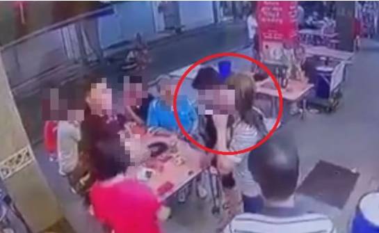 疫情下居然九人同桌？新加坡大爷大妈忍不了，上手！