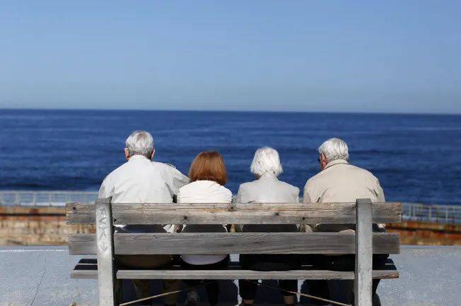 中国要“延迟退休”了，新加坡、日本、瑞士是这么做的