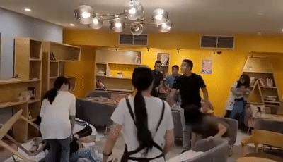 中国女留学生讨薪被掌掴、踢飞!唐人街爆发抗议游行!新加坡也有这种事吗