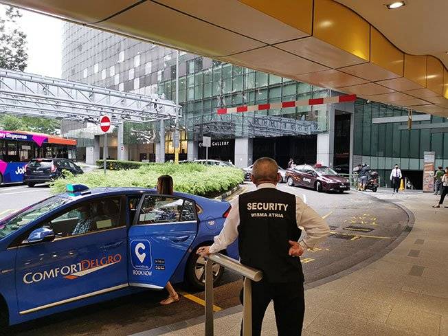 【男人打架也抓头发】占道起纠纷 德士叔 杠上 私召车司机