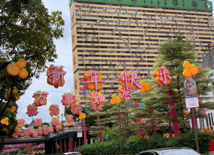 新加坡唐人街解锁网红打卡新姿势，网友：满满的丰收味儿