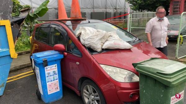 大叔不满邻居乱泊车 用垃圾桶沙包“围剿” 不让车出