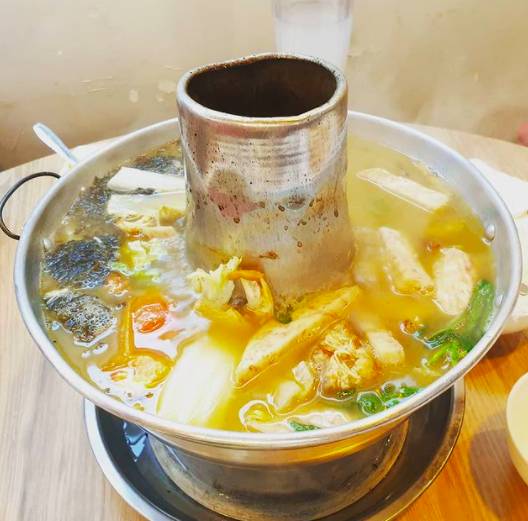 下雨天，来一碗暖心又暖胃的鱼头汤吧！盘点新加坡必吃的7家老字号鱼头炉