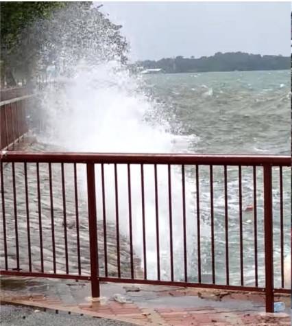 狂浪席卷新加坡!小岛纹丝不动,见怪不怪了