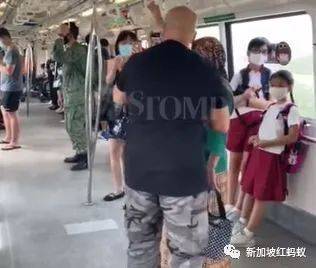 社交安全意识太强？　狮城女子搭地铁因旁人站太近直接开骂