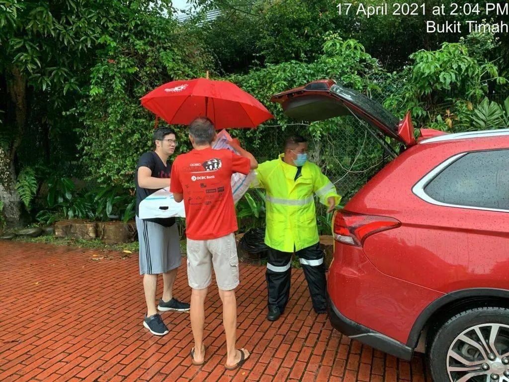 昨天！新加坡遭40年来最强暴雨袭击，全岛多处被洪水淹没，驾车犹如水中行船