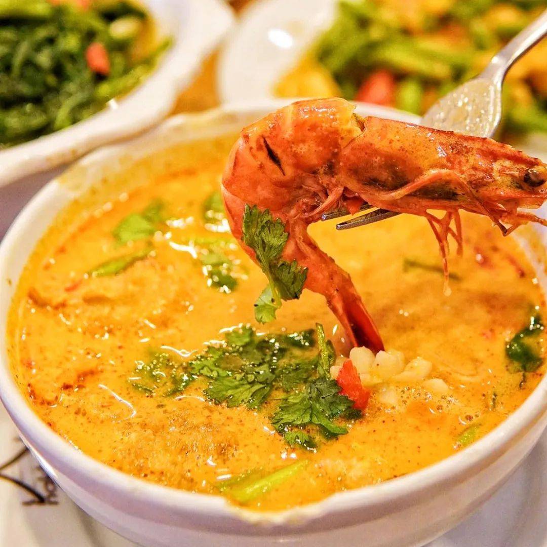 狮城的雨季来一口热辣暖胃的“冬阴功汤”，整个人仿佛回到泰国