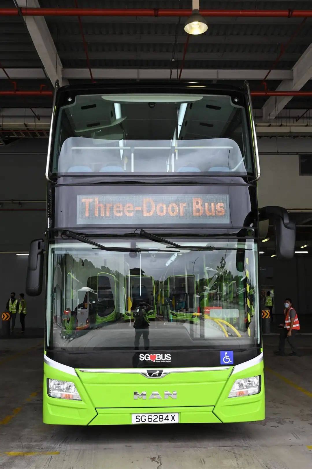 新加坡双层巴士出新款！两个楼梯三个门！100辆今年内上路