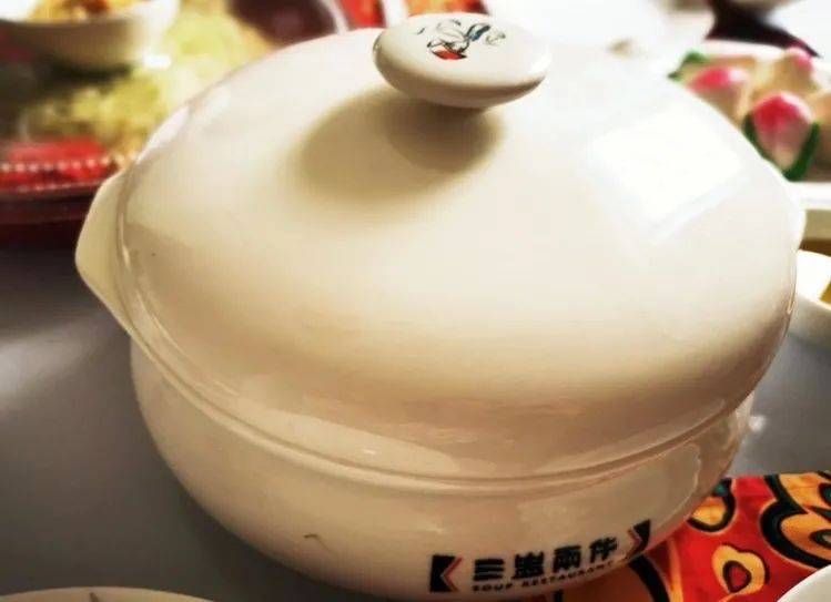 捞鱼生都要戴口罩了？外带回家不香吗