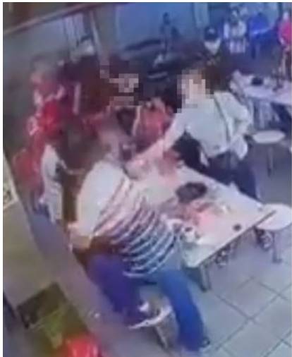 疫情下居然九人同桌？新加坡大爷大妈忍不了，上手！