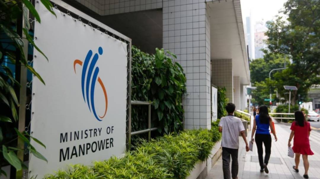 新加坡移民厅去年签发32万本护照，比往年锐减近50％