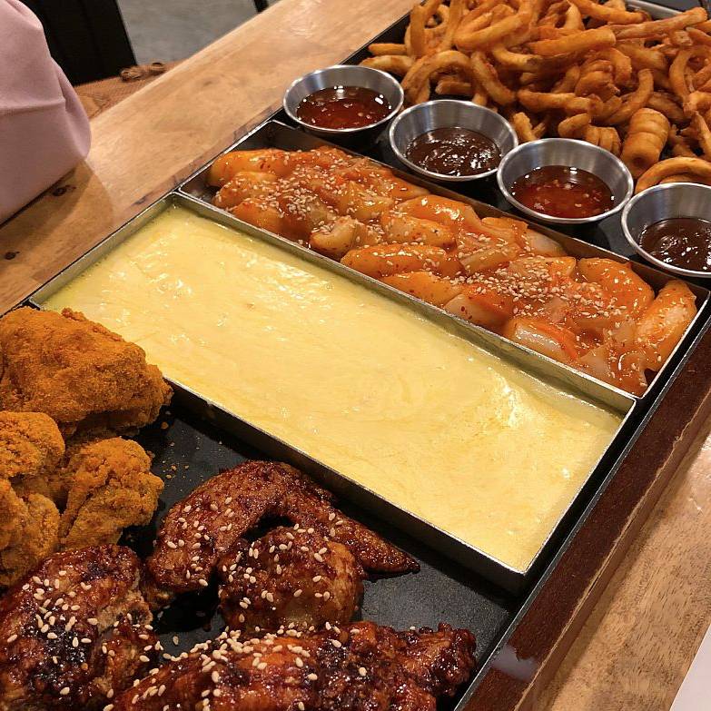 “下班后，看着狮城的炸鸡店，眼泪不争气的从嘴角流下来”