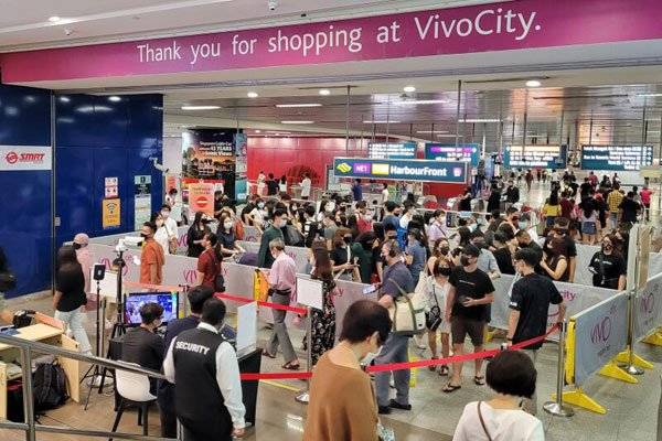 圣诞前“最后一分钟”采购 狮城商场400人排队