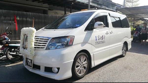 “莹莹，爸妈回来看你了” 父母从新国赶回送殡