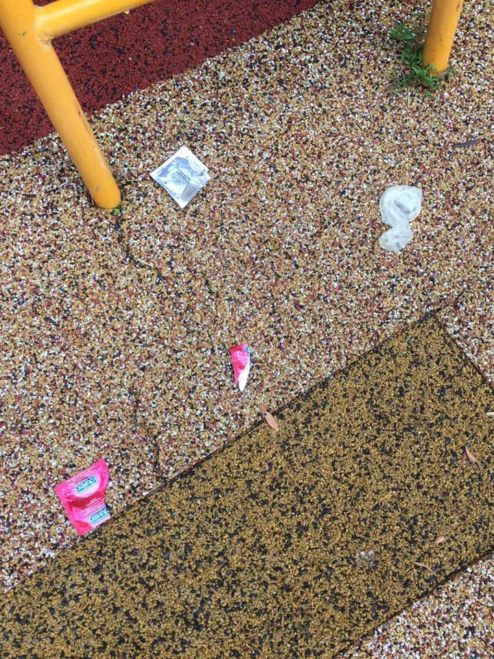 “今天，我又在组屋楼梯间，发现保险套和纸巾了...”