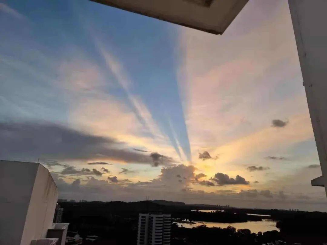 罕见！新加坡再现神奇天象，万道光芒从天空射下，50张美图刷屏