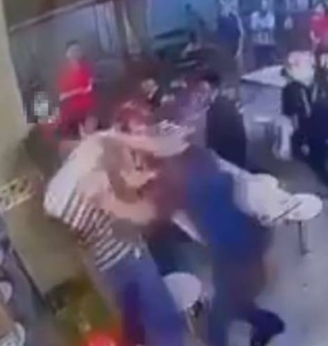 疫情下居然九人同桌？新加坡大爷大妈忍不了，上手！