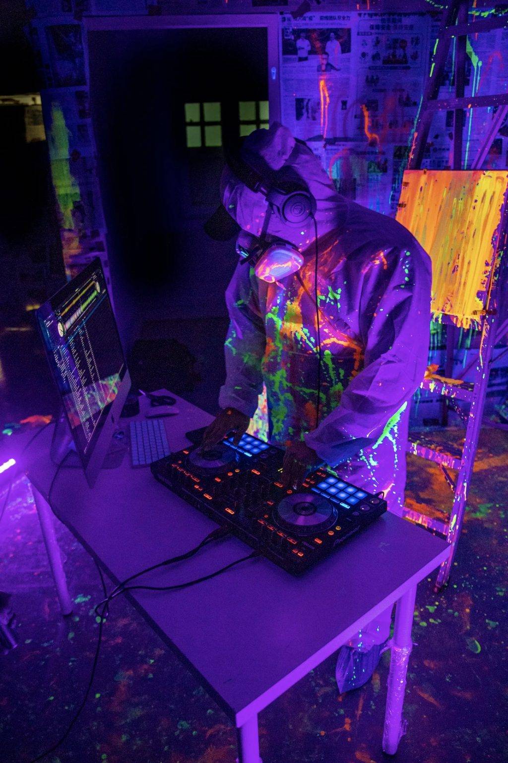 升级版Art Jamming🎨The Neon Playground作画蹦迪两不误🙌1月22日限时活动：夜光喷枪+水汽球+DJ打碟🎼