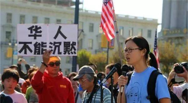 震惊！美国华裔官员被逼当场脱衣，回应歧视和污蔑！新加坡也有“隐性歧视”吗