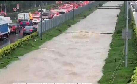 新加坡！雨҉雨҉雨҉雨҉雨҉雨҉41年最大雨量邀你看“黄河”