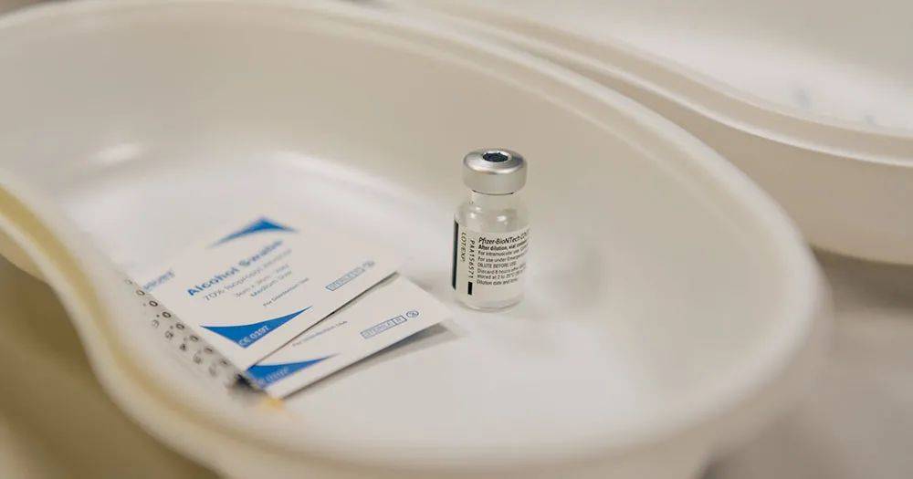 震惊！新加坡全国眼科中心一名员工被错误注射了五剂冠病疫苗