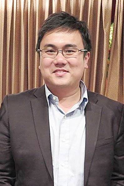 涉报大数 骗国大42万 名教授 控37罪