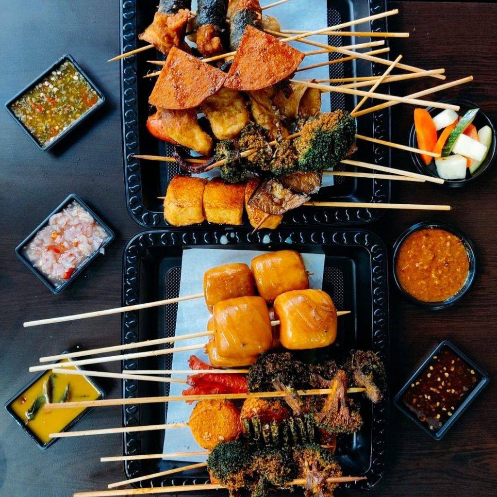 来吃大马风味碌碌咯🍢DLLM LOK LOK每支$1💰飘香炸串+秘制酱汁,营业至凌晨4点,半夜觅食去🌙