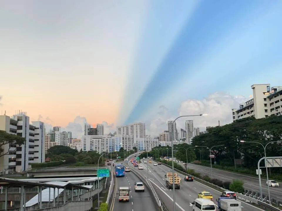 罕见！新加坡再现神奇天象，万道光芒从天空射下，50张美图刷屏