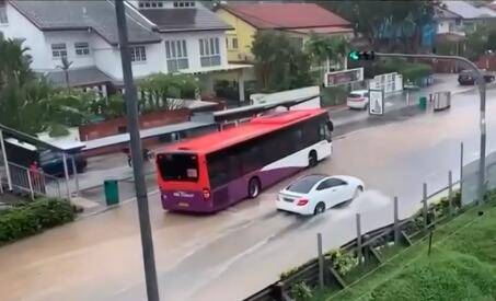 新加坡！雨҉雨҉雨҉雨҉雨҉雨҉41年最大雨量邀你看“黄河”