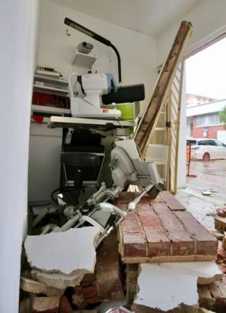 踩错油门 倒撞眼镜店 店面破大洞 马赛地只刮花