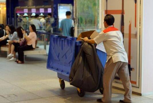 新加坡清洁工一月底薪5000元，怪不得那么多大马客工翻堤来坡