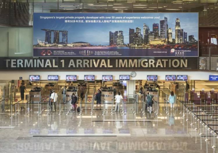 马来西亚进入紧急状态！油船又有确诊，英国航班恢复！海陆空包围，新加坡能防住吗