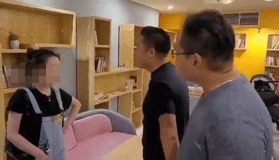 中国女留学生讨薪被掌掴、踢飞!唐人街爆发抗议游行!新加坡也有这种事吗