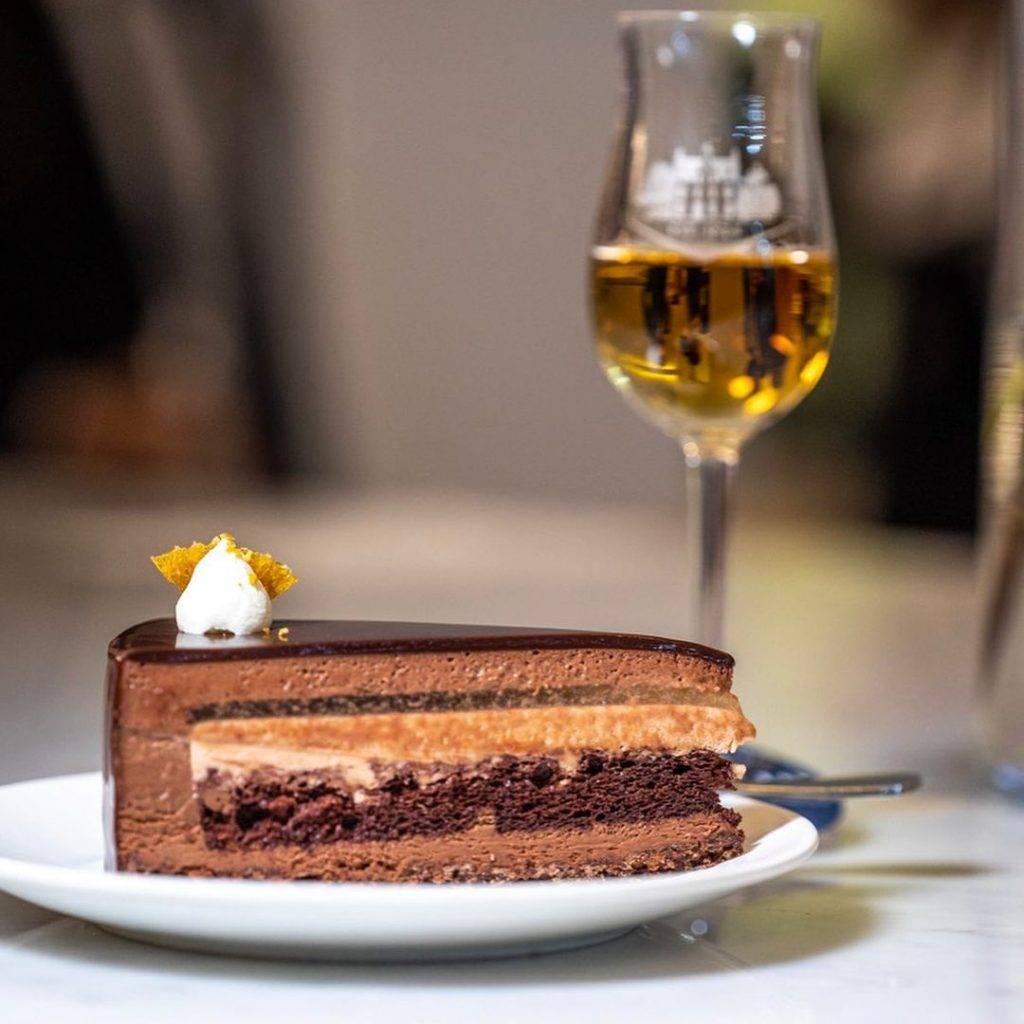 限时发售💥Lady M新品威士忌黑巧克力慕斯蛋糕🍰酒香馥郁、非同凡响,赴一场甜蜜的微醺之约✨