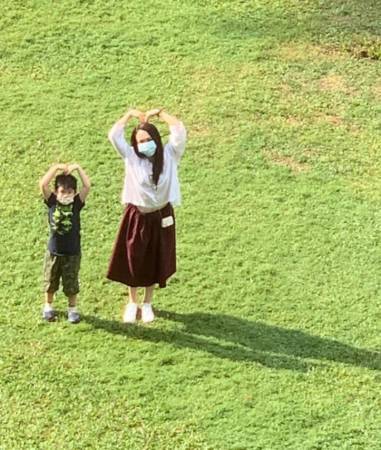 李铭顺返新隔离 范文芳带儿 酒店外比爱心