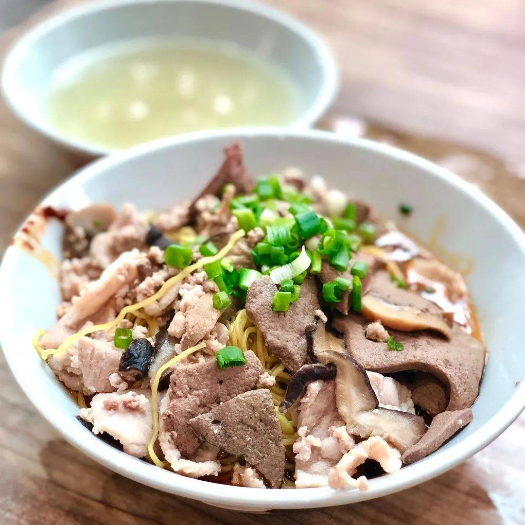 面食系列 最平价的新加坡米其林级别小贩食物，肉脞面来一碗不