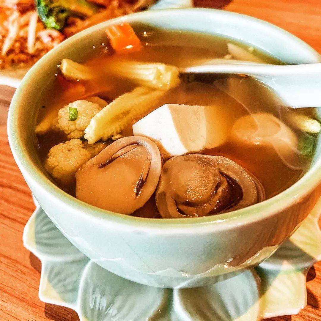狮城的雨季来一口热辣暖胃的“冬阴功汤”，整个人仿佛回到泰国
