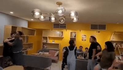 中国女留学生讨薪被掌掴、踢飞!唐人街爆发抗议游行!新加坡也有这种事吗