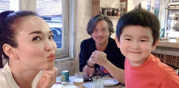 范文芳与爱儿练舞狮 准备迎李铭顺回国