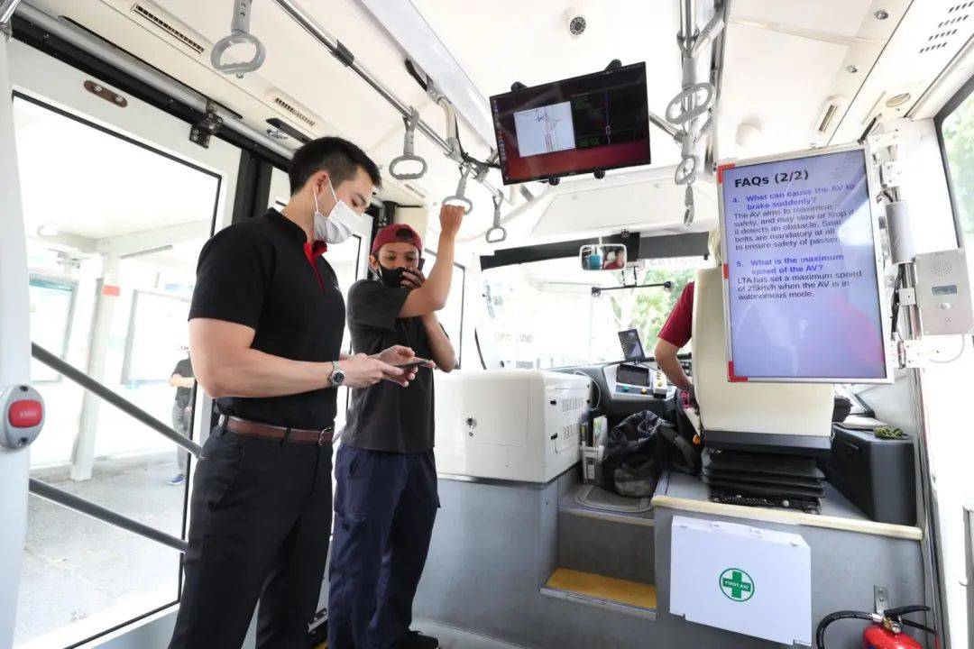厉害了！新加坡试行首个无人驾驶收费巴士服务！通过手机APP就可以预约搭乘