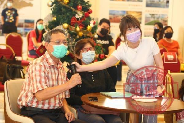 ◤行动管制◢女童亲笔信送母亲 12新马家庭 线上团聚