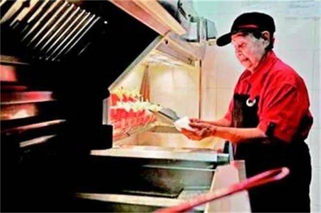 新加坡如何保障老年人的福利？这些政府直接提供的配套计划，你需要知道