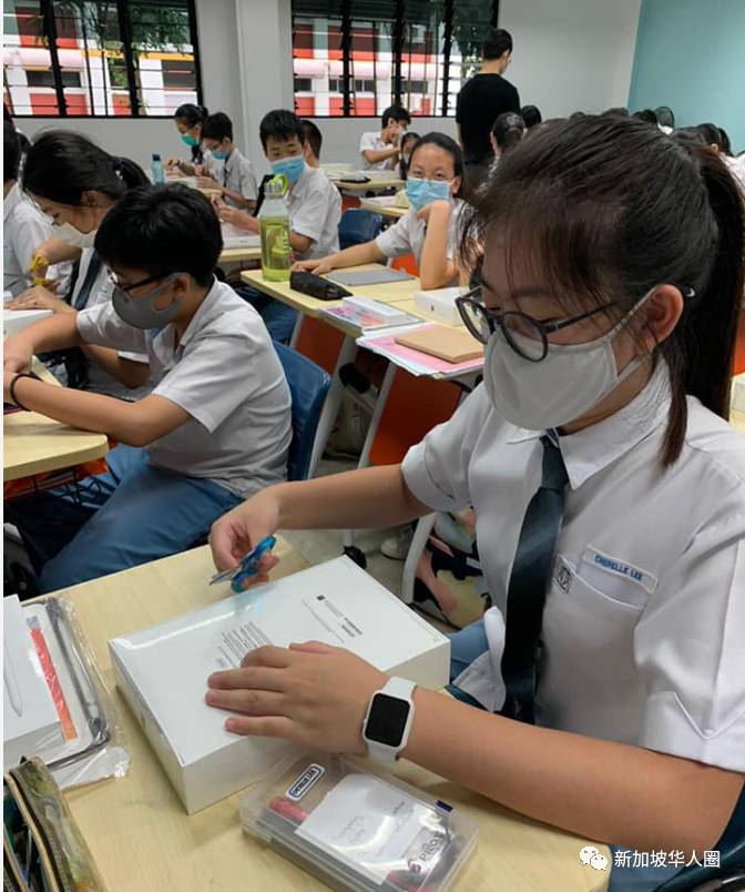新加坡宣布，今年起所有中学生将获得全新的苹果笔记本电脑或平板