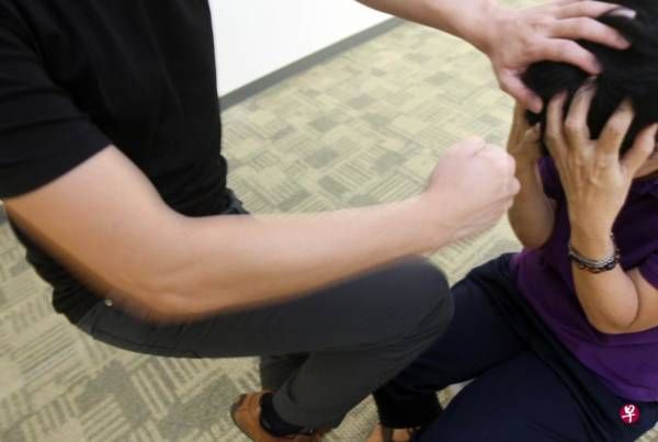 巴士上骚扰搭客还打人 清洁工入狱