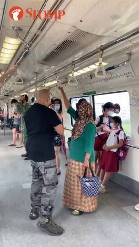 地铁姐骂阿婶站太近 与仗义乘客互飙脏话