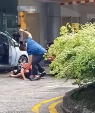 男人打架也抓头发！红衣男被狂揍 狼狈捡拖鞋