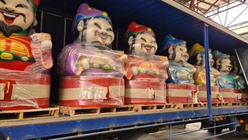 利用财神爷塑像走私!当局查获超1万多条漏税香烟